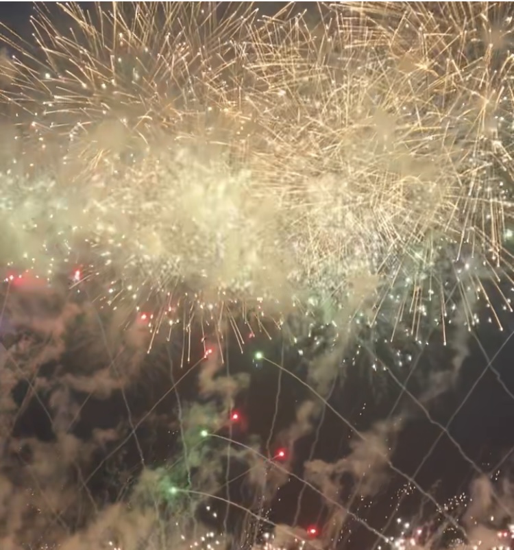 琉球海炎祭の花火。音と芸術と光のコラボレーションで息をのむような美しさ