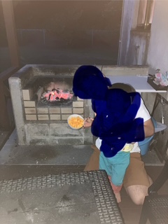 コテージに付属されているバーベキュー用炭火。火起こしから子どもと楽しめます。
