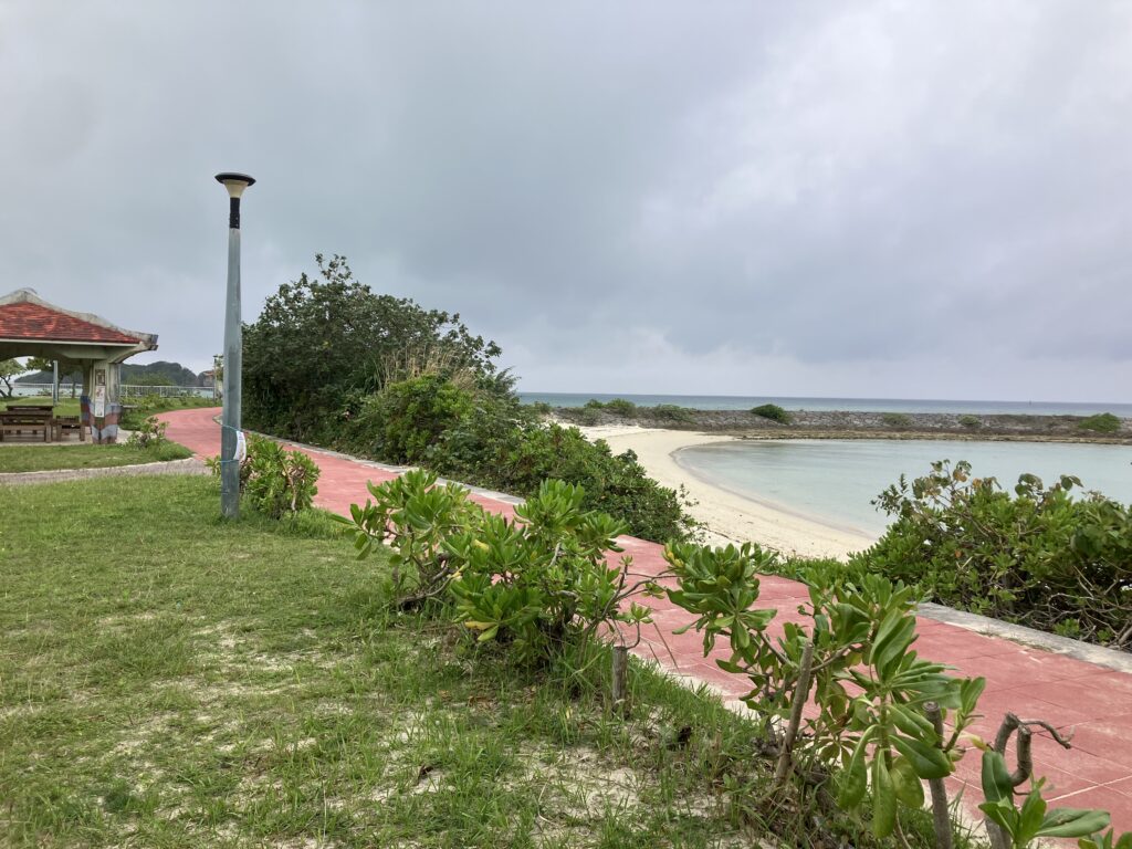 南浜海浜公園の曇り空、満ち潮の風景